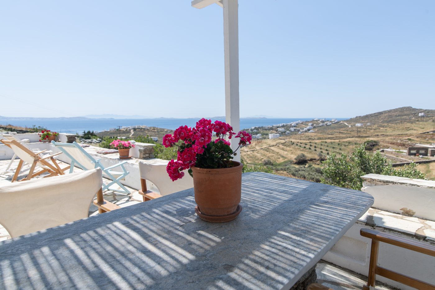 Πέτρινη βεράντα με θέα στη θάλασσα, εξοχικό στην Τήνο